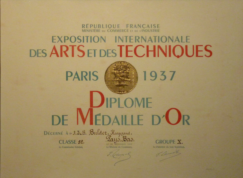 Gouden medaille gewonnen door Nico Bulder op de wereldtentoonstelling in 1937 te Parijs, op de Exposition Internationale des Arts et des Techniques voor zijn illustraties van het boek Les dieux ont soif van Nobelprijswinnaar Anatole France.